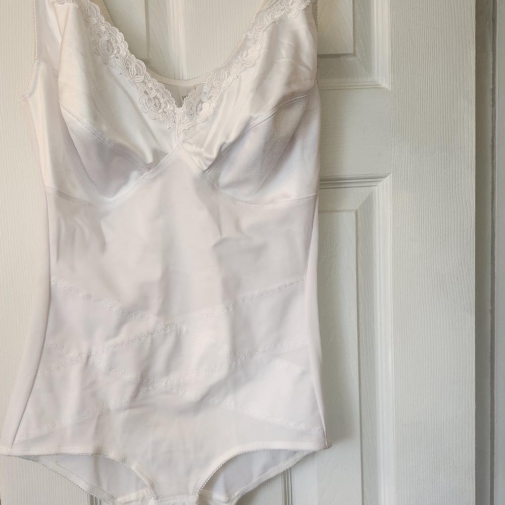 Chic White Lace Shapewear Bodysuit